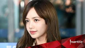 Mereka memiliki bibir agak jatuh dan kulit eksotis. V Bts Pria Tertampan Lisa Blackpink Wanita Tercantik Di Dunia 2020