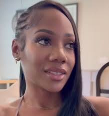 Can't nobody stand this niece hating ,verbal child abusing, wanna be kept  begging,gold digging big mouth heifer! 😺 Mr Sugar daddy dropped you today  for begging bro darn much! 🤣 Now what?