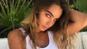 Sommer Ray Showers, Revealingly Pumps Iron With Starbucks And 360-View
