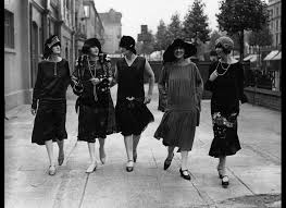 I Don T Recognize Class But The Following Text Accompanied This Picture Image Of Upper Class Women Of 1920s London 1920s Fashion 20s Fashion Flapper Style