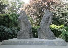 A L Entree Du Jardin Vauban De Lille Les Couleurs De La Vie Garden Sculpture Outdoor Garden