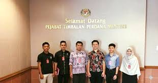 Jika benar bagai dikata, kerajaan perikatan nasional (pn) mungkin dibarisi seorang timbalan perdana menteri tidak lama lagi. Aktivis Belia Sarawak Kunjungi Pejabat Timbalan Perdana Menteri Malaysia Abim Sarawak