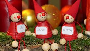 Mit tannenzapfen bastelst du deine weihnachtsdeko selbst. Weihnachtsdeko Selber Basteln Adventskranz Dekokugeln Co