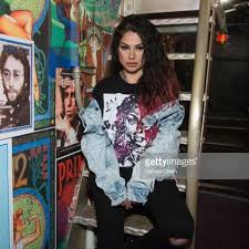 Snow tha product] hola, buenas noches yo me llamo snow, por si no me conocen yo ya tengo tiempo que le meto, pero con todo respeto ya llegó la hora que llegue con un golpe tengo whatever cuando quiero, lo que se antoje quiero. Vibe Higher
