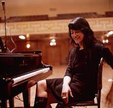 Her aversion to the press and publicity has resulted in her remaining out of the limelight for most of her career. Marta Argerich Biografie Auszeichnungen Personliches Leben