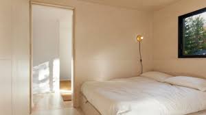 Cara menata kamar tidur yang sempit. 5 Cara Mudah Menata Kamar Tidur Yang Sempit Kumparan Com