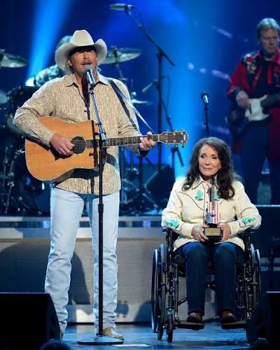 Alan Jackson refused to sing Loretta Lynn’s biggest hit... what he did instead will make you cry. , Alan Jackson was asked to honor the legendary Loretta Lynn. Most artists would just pick her most ...