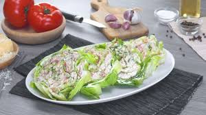 Mit Hahnchen Bacon Und Tomaten Gefullter Salat In 2020 Salate Zum Abendessen Essensrezepte Essen Rezepte