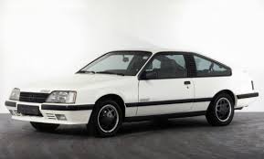 Monza gse miała seryjnie silnik 30e, nakładki na progi, logo gse na masce silnika, drzwiach i tylnej klapie, sportowe fotele recaro, tylni spoiler gse oraz specialny design wnętrza. Opel Monza Gse A2 1982 86