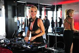 Over one million legal mp3 tracks available at juno download. Djs Mobile Diskotheken Karaoke Frankfurt Am Main Djane Sangerin Weibliche Dj Buchen