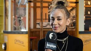 E l'unico in quei giorni ad ibiza c'era solo andrea petagna. Chadia Rodriguez In Topless Al Concertone Del Primo Maggio Libera L Amore