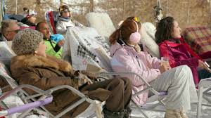 Pour la première fois, nos chers voisins partent au ski tous ensemble dans un joli chalet de montagne. Nos Chers Voisins Nos Chers Voisins Au Ski Des Vacances Pas Comme Les Autres Facebook