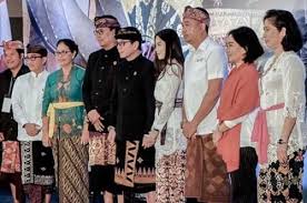 Para wanita mengenakan kain batik dan kebaya dengan selendang, sementara para pria mengenakan jas dan dasi dengan peci. Baju Adat Tradisional Bali Pariwisata Indonesia