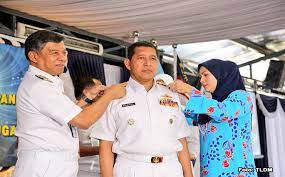 Bekas timbalan panglima tentera laut diraja malaysia (tldm) laksamana madya datuk anuwi hassan meninggal dunia awal hari ini di hospital angkatan tentera allahyarham yang berasal dari kuala terengganu memegang jawatan sebagai timbalan panglima tldm pada 18 nov 2015. Khairul Anuar Dilantik Timbalan Panglima Tentera Laut Yang Baharu Air Times News Network