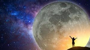 La pleine lune est la phase lunaire durant laquelle la face visible de la lune, depuis la terre, apparaît entièrement illuminée par le soleil. Une Pleine Lune Qui Secoue Pour Lacher L Inutile