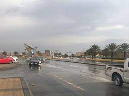 صور أمطار تبوك تلطف الأجواء وتدفع الأهالي للتنزه وسط تحذيرات المدني