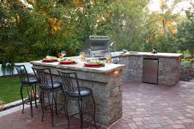 20 beautiful outdoor kitchens with bars