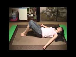 この記事ではぎっくり腰の治し方をご紹介します この腰痛ストレッチは簡単で３分で出来るのに 即効で 腰が軽い と実感できます 効果を実感した1300人の方が twitter fbなどのsnsでシェアしていただきました ギックリ腰 腰痛体操 腰痛 ストレッチ