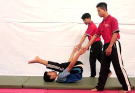 Sikap badan yang benar saat melakukan guling kedepan adalah posisi badan. Guling Lenting Pengertian Teknik Dasar Dan Manfaat Kesehatan