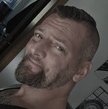 ✨ waz.de/408703361 👉 Schon im Alter von drei Jahren wollte Konstantin  lieber Jungskleidung tragen. Damals hieß er noch Mira. Mit fünf Jahren kam  er dann auf seine Eltern zu und sagte: „Ich