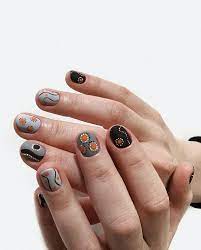 Hold the band between your pointer finger and thumb, then slide it through the top hook on your top braces. How To Put Rubber Bands On Braces With Long Nails The Guide Ways