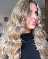 luscious long locks 🙌 The most amazing head of hair! Swipe to check out  the before…