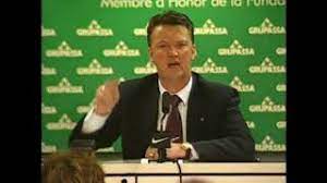 Louis van gaal, entonces entrenador del fc barcelona, en una de sus míticas ruedas de prensa. Van Gaal Interpretacion Siempre Negativa Nunca Positiva Youtube