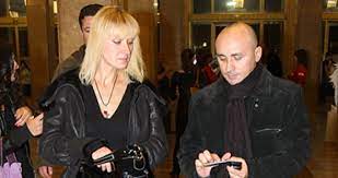 Marcel pavel și soția lui au 3 copii împreună și formează unul dintre cele mai solide cupluri de la noi. Cum Au Surprins O Paparazzii Pe Violeta Sotia Lui Marcel Pavel 100 De Metri Mall Cu Copilul In Brate