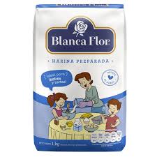 La marca de harina blancaflor, de molinos salió al mercado en 1956 y siempre se caracterizó por tener la imagen de una cocinera de tez oscura, con una curiosa mano de sólo cuatro dedos. Harina Blanca Flor Preparada X 1 Kg