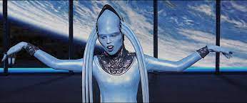 Er zijn 5 elementen, korben heeft in het begin van de film nog 5 punten op zijn rijbewijs, ruby rhods show begint om 5 uur, zorg stopt de timer van de bom in het cruiseschip als er nog 5 seconden op de teller staan. The Fifth Element 1997