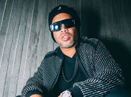Unsurprisingly, the barcelona legend continues to play football alongside fellow prisoners and officers and has. Managing Football Star Ronaldinho And The Art Of Negotiation Arabianbusiness