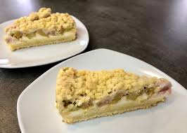 Sollte der kuchen zu dunkle werden, einfach mit backpapier abdecken. Rhabarberkuchen Mit Pudding Und Streusel Rezept Reise Mama