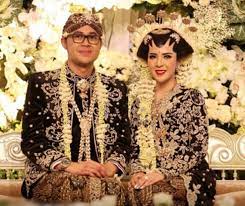 Pilih paes sesuai bentuk wajah. Kenapa Baju Pernikahan Adat Jawa Berwarna Gelap Wedding Market