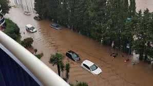 Voici le haut de cagnes sur mer, bourg médiéval, avec dans le fond sur la droite le baou de st jeannet, paradis des amateurs de varappe. Le Departement Des Alpes Maritimes Place En Vigilance Rouge Pluie Inondation