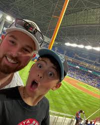 Mi genteeeeeee!! Este semana es el mejor semana en todo el año porque se  empanzaron la temporada de béisbol ⚾️⚾️ aquí en EEUU 🇺🇸🇺🇸 por este  Familia Chamo Gringo vivimos pal béisbol