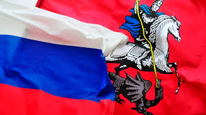 Одним из главных символов российской государственности является флаг, представляющий собой полотно трех цветов: Sotrudnika Perekrestka V Moskve Oshtrafovali Za Nepravilno Vyveshennyj Flag Rossii