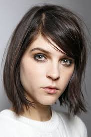 Schönes kurzes gelocktes haar 2019 #kurzhaarfrisuren #frech #frauen #damen #locken #schönefrisuren #kurzefrisuren. 1001 Ideen Fur Trendy Looks Mit Haarfarbe Braun