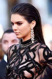 Kendall Jenner Pulls Off A Red Carpet Fave The Wet Slicked Back Hair Look Mezuniyet Balosu Sac Stilleri Son Moda Sac Modelleri Kisa Sac