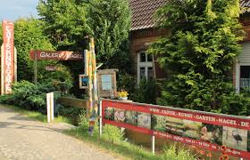 Selbst unsere enkel nehmen sie in ihr spiel mit ein. Exotik Kunst Garten Mecklenburgische Seenplatte