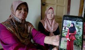 Seorang lelaki maut dalam keadaan mengerikan apabila digilis kereta api di kampung lanar, di sini, awal pagi tadi. Wanita Maut Digilis Kereta Selepas Terkena Zink Terbang