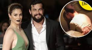 Blanca suárez y mario casas en la presentación de la película 'el bar'. Blanca Suarez Y Mario Casas El Beso Que Confirma Su Relacion Informalia Es