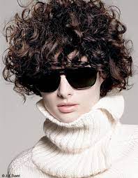 Court Boucle Cheveux Boucles Quelques Idees De Coiffures Pour Les Sublimer Elle Coiffure Cheveux Boucles Cheveux Coiffure Coiffure