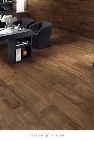 fliese holzoptik eiche dunkelbraun 22 5x90cm axi dark oak fliesen holzoptik holzoptik holzfliesen