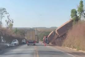 Carreta sai da pista e fica presa em barranco após acidente na BR-040 em Cristalina (GO)