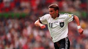 I was looking at the big screen and i saw david seaman up there, the teammates that played. Englands Em Albtraum Stefan Kuntz Wir Wollten Die Queen Kussen Sport Bild