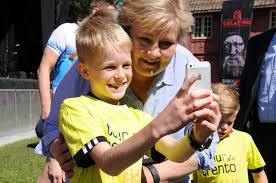 It was definitely not where the battle stood, simply because there has been too little separating the views of the political parties represented in the parliament. Blaker Skanse Erna Solberg Her Far Heine Drommen Sin Oppfylt Selfie Med Statsministeren