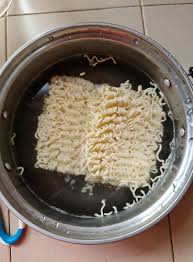 This is a quick and easy guide to making one of my country's most famous dishes, maggi goreng. How To Make Malaysian Maggi Goreng Fried Maggi Delishably