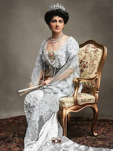 👑 Jelena Petrović-Njegoš, poznata kao kraljica Jelena Savojska (Elena di  Savoia), rođena je na Cetinju 28. decembra 1872. kao ćerka kralja Nikole I  i kraljice Milene. Bila je izuzetno obrazovana i nad