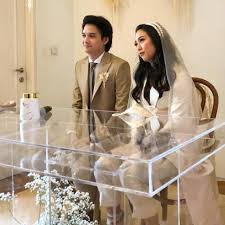 Orang tua nikah degan anak muda dan lucu. Bukan Gaun Sherina Munaf Elegan Dengan Setelan Blus Celana Di Hari Pernikahan Showbiz Liputan6 Com