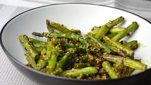 La salsa de soja es un ingrediente que da mucho juego en la cocina. Esparragos Trigueros Con Ajo Salsa De Soja Y Sesamo Recetas De Cocina Sana Y Facil Youtube
